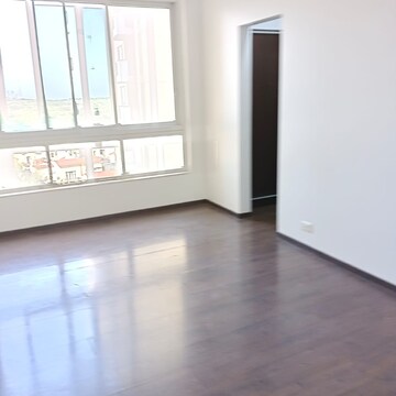 Room in 4 BHK Apartment at Emaar The Palm Springs, Sector 54 – for Rent