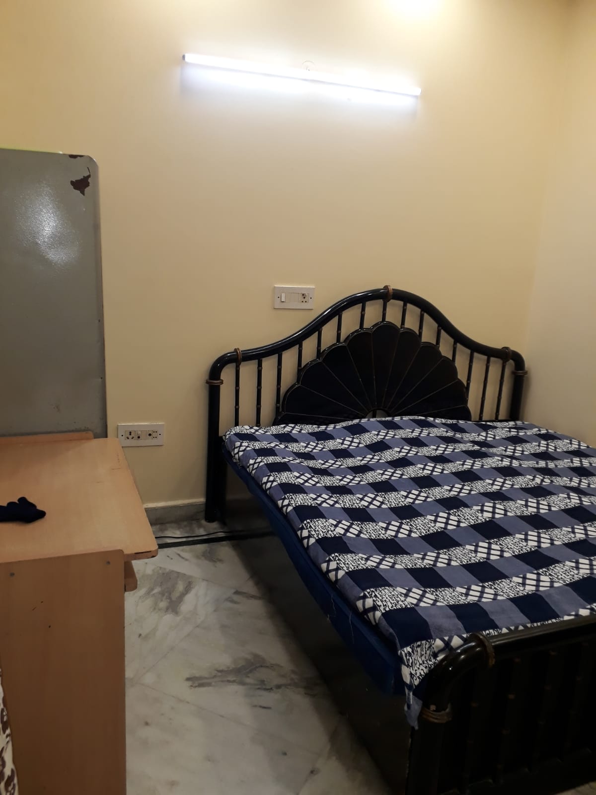 Rental 1.5 Bedroom 80 Sq.Yd. Independent House in Mukherjee Nagar Delhi