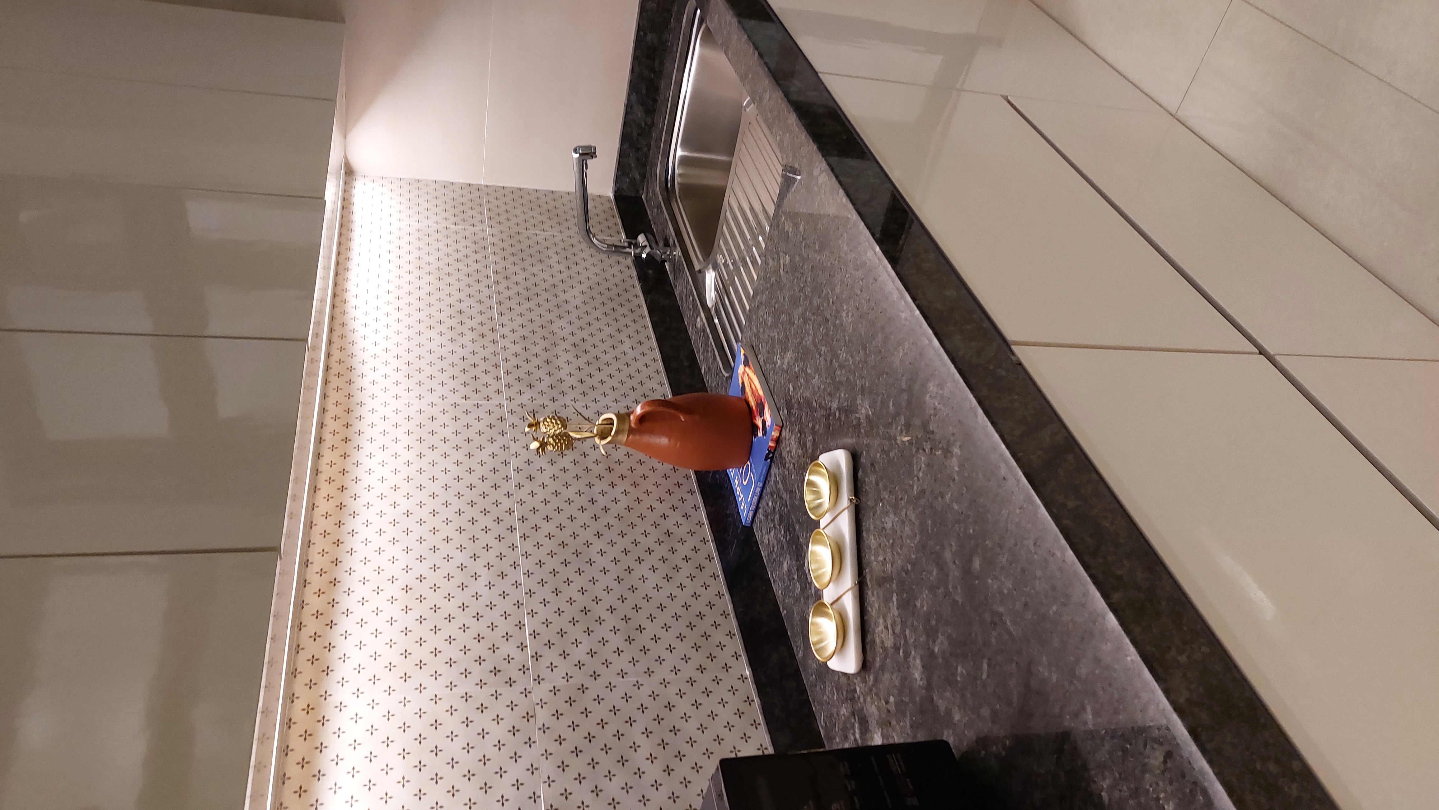 Resale 2 Bedroom 850 Sq.Ft. Apartment in Green Meadows Bluilding 2 Chs