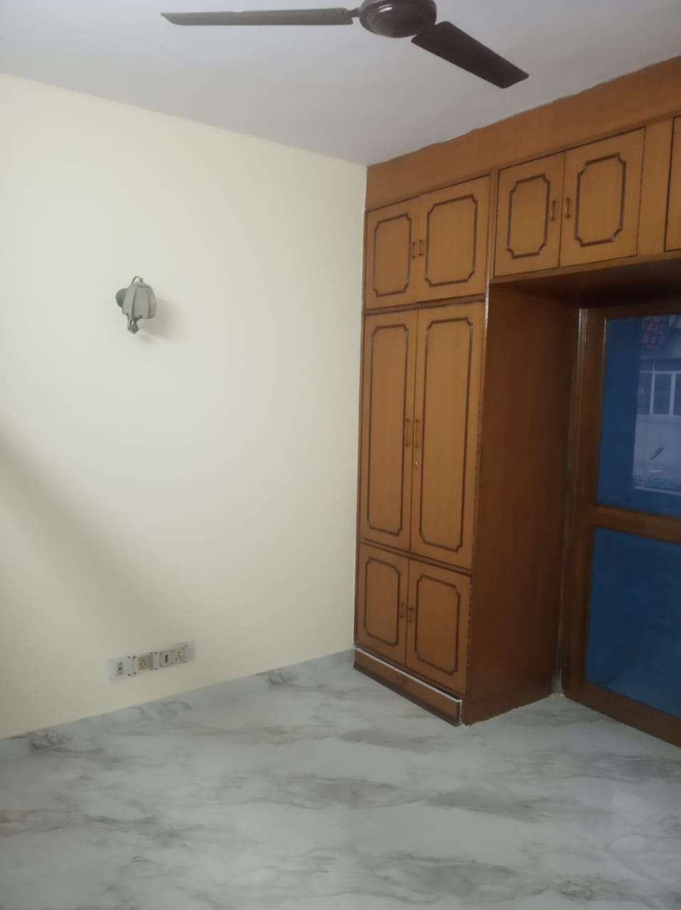 Rental 1 RK 220 Sq.Ft. Apartment in Paryatan Vihar Vasundhara Enclave, Vasundhara Enclave Delhi