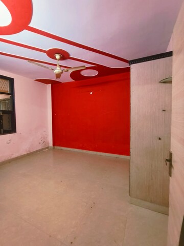 Room in 3 BHK Builder Floor at Dwarka Mor – for Rent