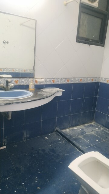 Bathroom in 3 BHK Apartment at Mahagun Manor, Sector 50 – for Sale
