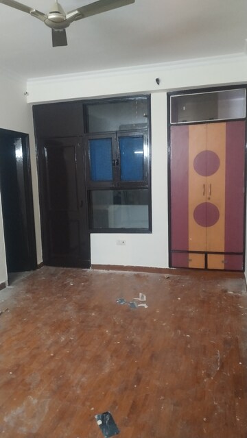 Room in 3 BHK Apartment at Mahagun Manor, Sector 50 – for Sale