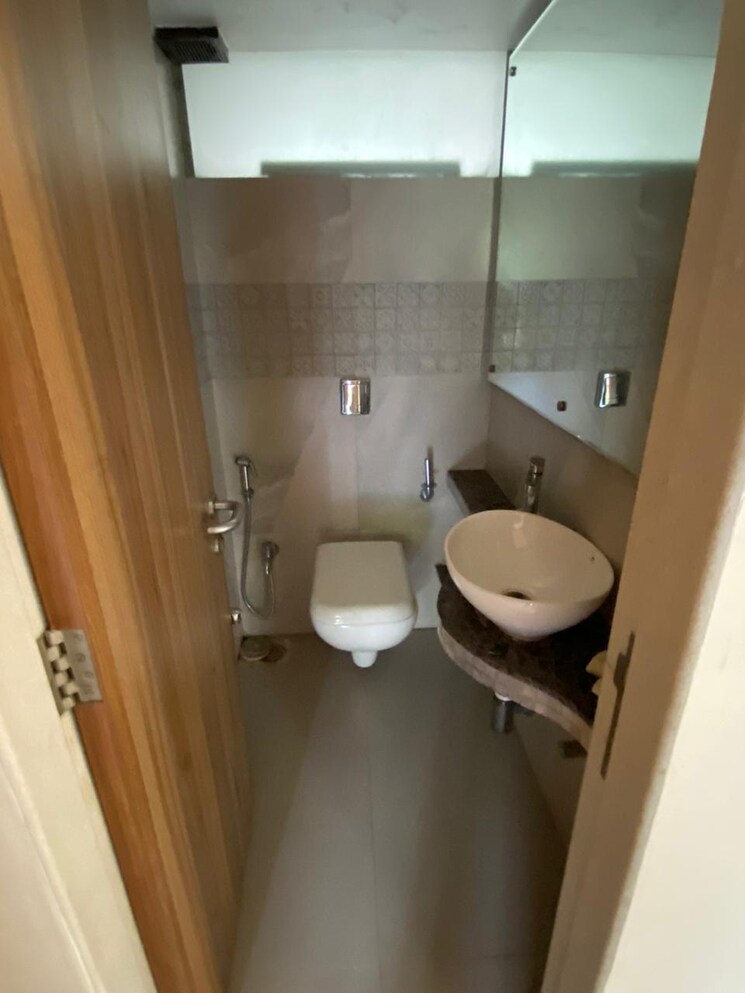 Bathroom, chanchal-kalyan-complex 2 Bedroom 825 Sq.Ft. Apartment In Yari Road Mumbai 6217521