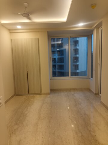 Room in 4 BHK Apartment at Ambience Tiverton, Sector 50 – for Rent