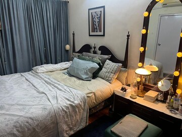 Bedroom in 2 BHK Apartment at Juhu – for Rent