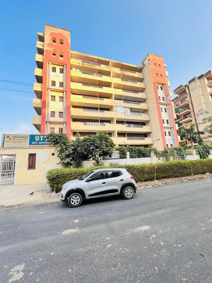 Resale 3 Bedroom 1750 Sq.Ft. Apartment in The Geetanjali CGHS, Sector ...