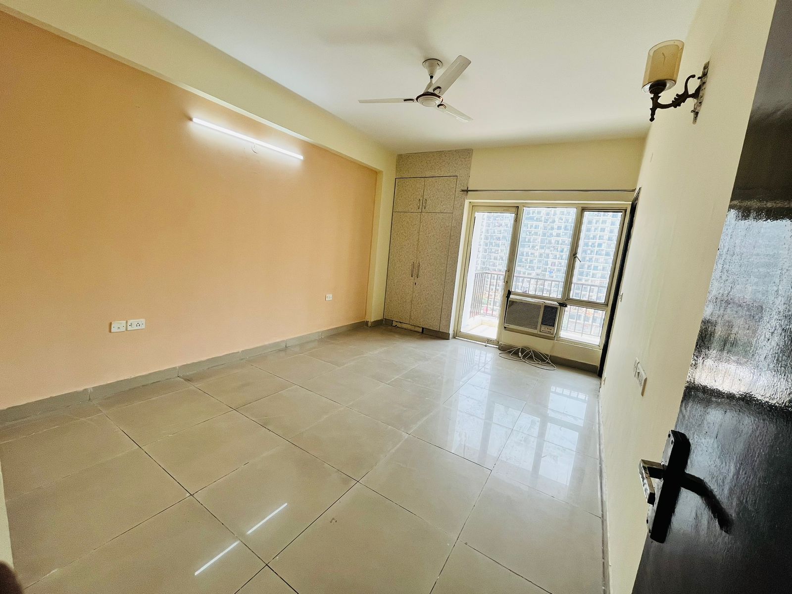 Resale 3.5 Bedroom 1600 Sq.Ft. Apartment in Amrapali Terrace Homes