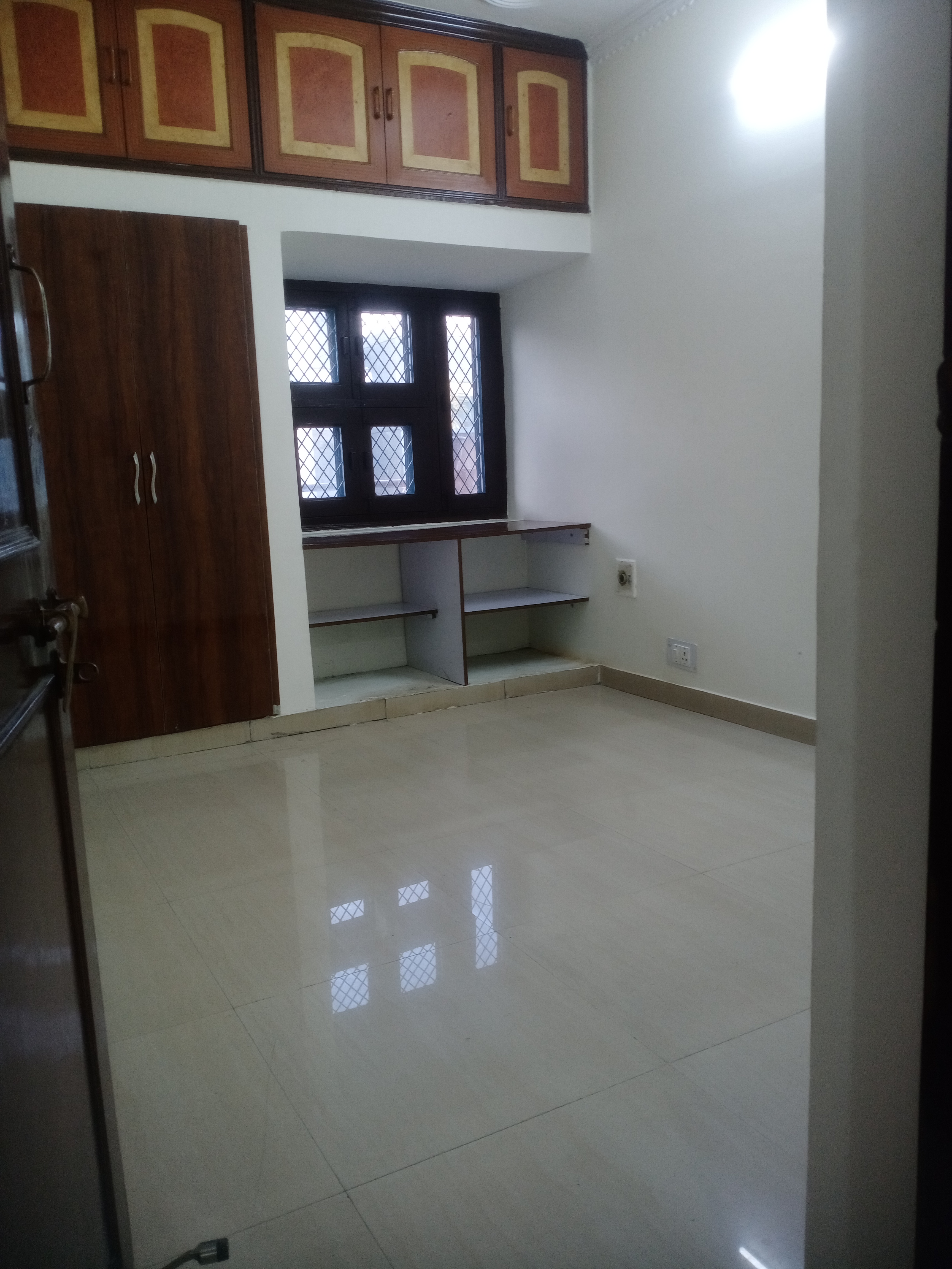 Rental 3 Bedroom 1500 Sq.Ft. Apartment in DDA Rosewood Apartment