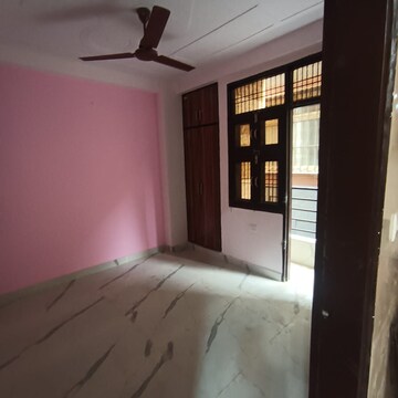 Room in 3 BHK Builder Floor at Dwarka Mor – for Rent