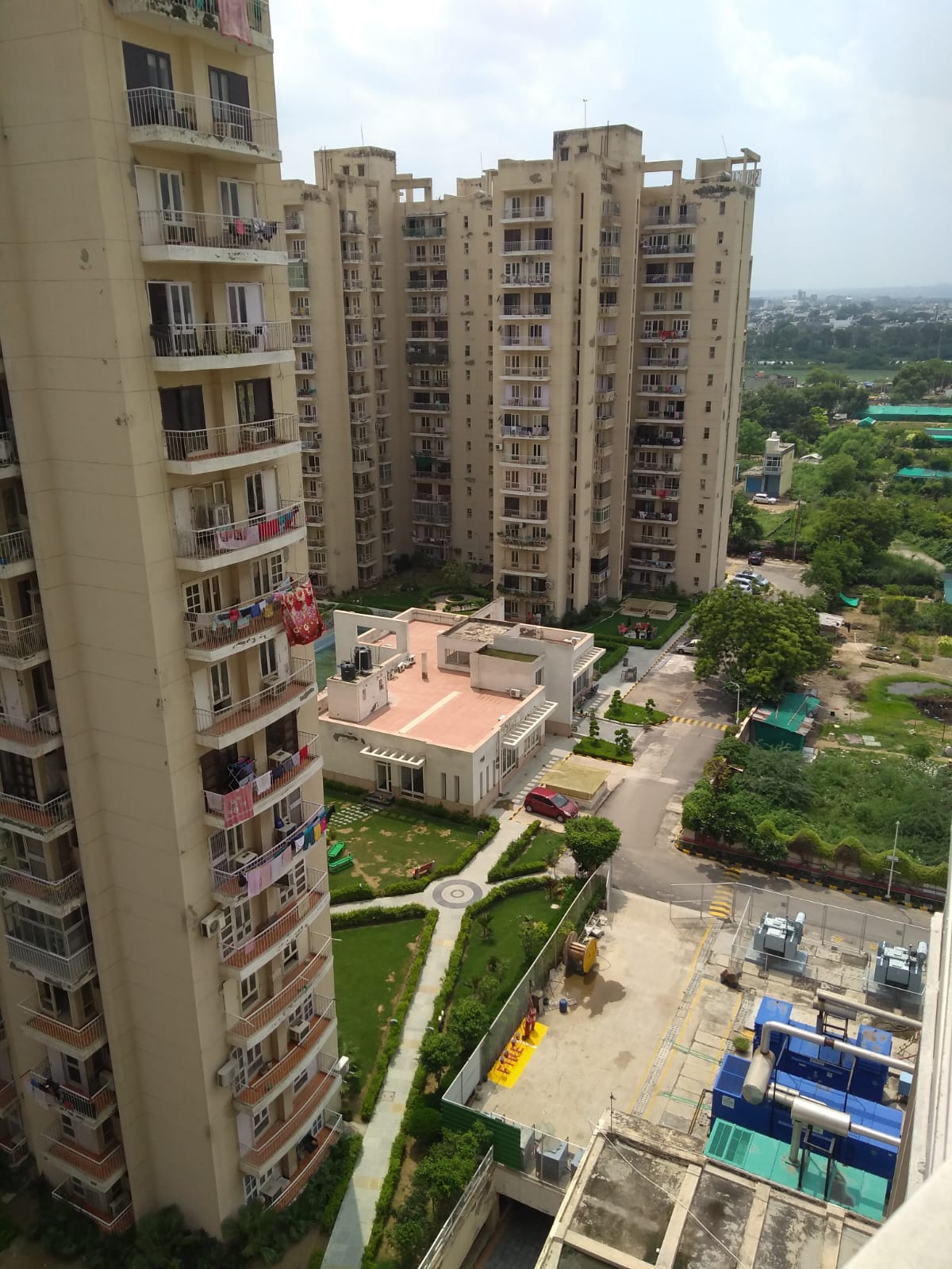 Resale 3.5 Bedroom 1600 Sq.Ft. Apartment in Shiv Sai Ozone Park, Sector