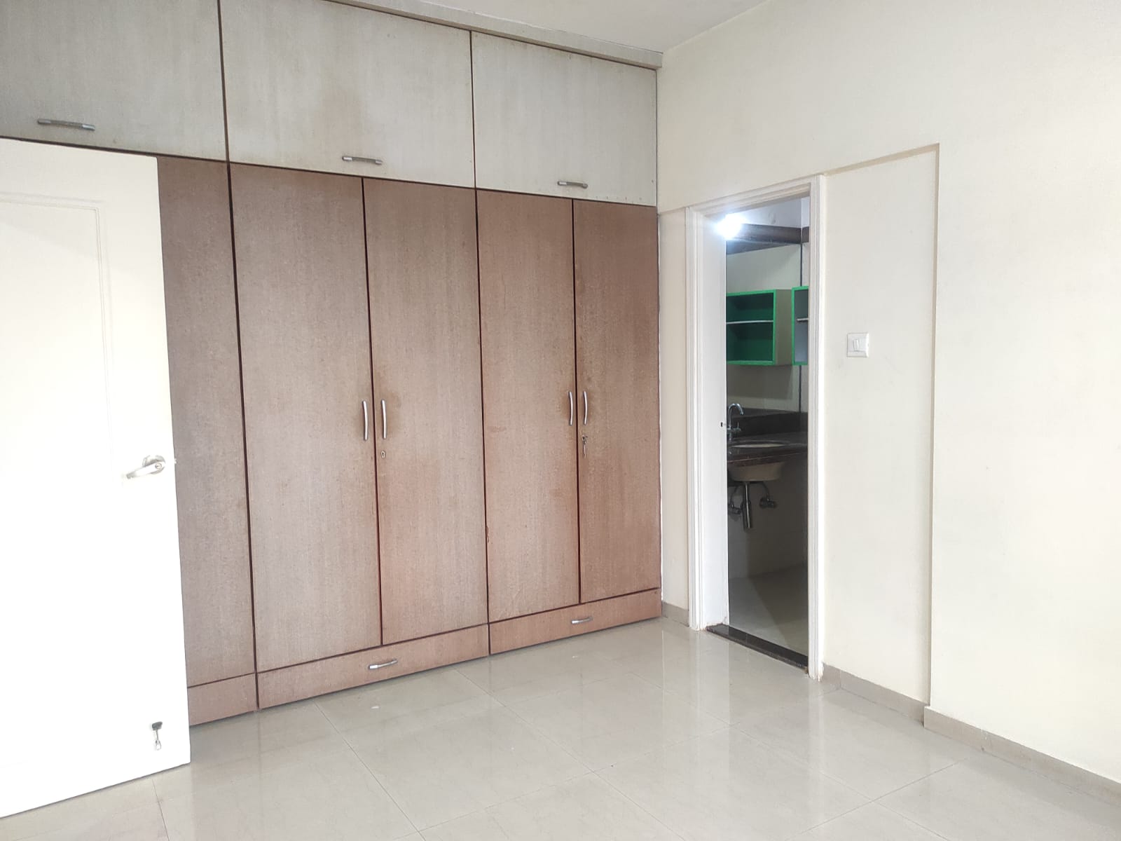 Rental 3 Bedroom 1150 Sq.Ft. Apartment in Raheja Willows, Kandivali