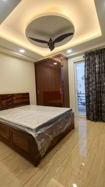 Bedroom in 3.5 BHK Apartment at Central Park I, Sector 42 – for Sale