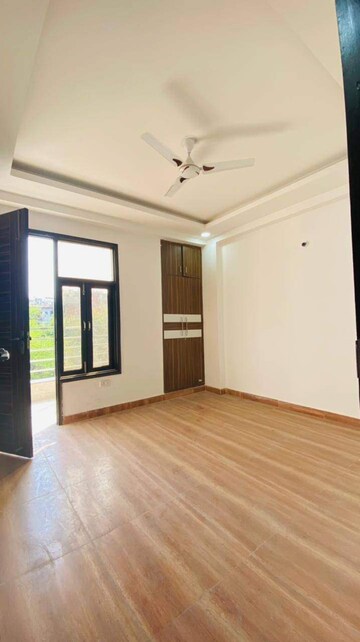 Room in 4 BHK Apartment at Vatika Sovereign Park, Sector 99 – for Sale