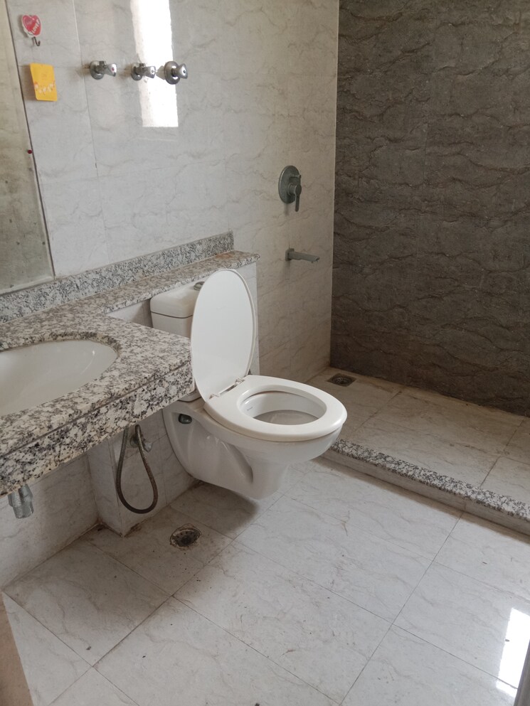 Bathroom, paras-dews 3 Bedroom 1760 Sq.Ft. Apartment In Sector 106 Gurgaon 6276900