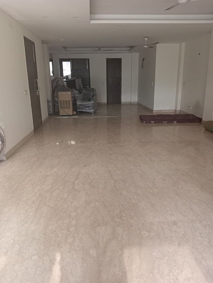 Commercial Showroom 1800 Sq.Ft. in Lajpat Nagar ii Delhi