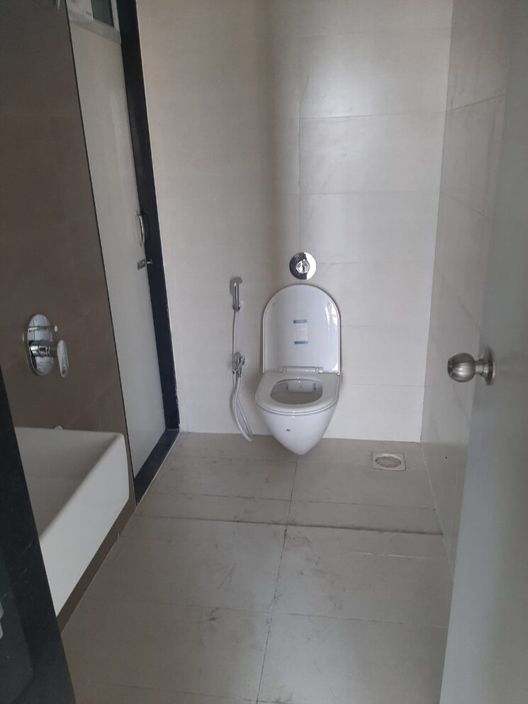 Bathroom, raj-tattva 3 Bedroom 1126 Sq.Ft. Apartment In Kapur Bawdi Thane 6305855