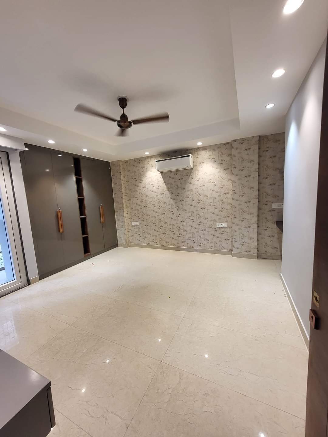 Rental 3 Bedroom 2000 Sq.Ft. Builder Floor in Udyog Vihar Gurgaon 6318170