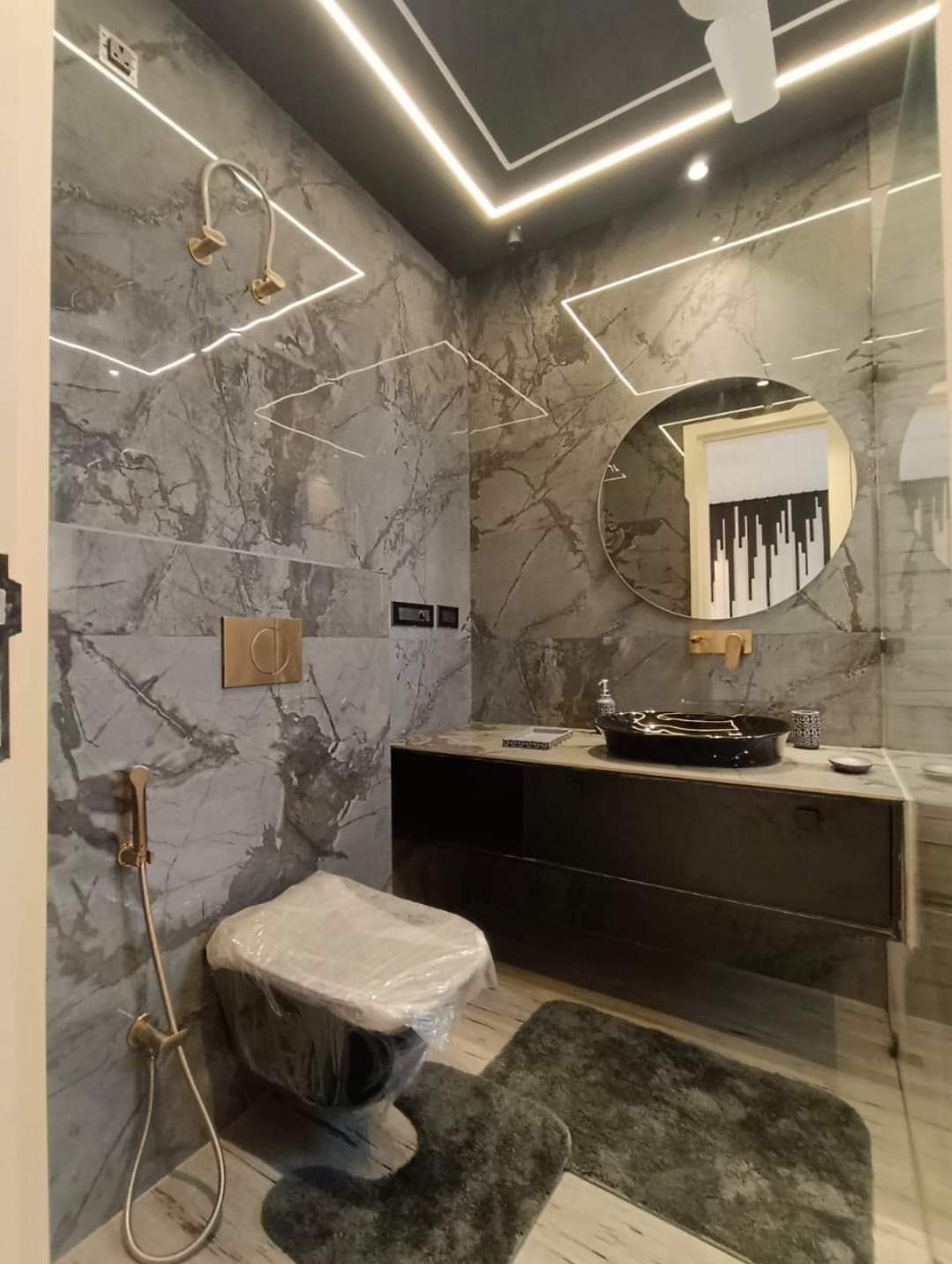 Rental 3 Bedroom 2000 Sq.Ft. Builder Floor in Udyog Vihar Gurgaon 6318170