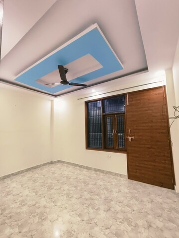 Room in 3 BHK Builder Floor at Dwarka Mor – for Rent