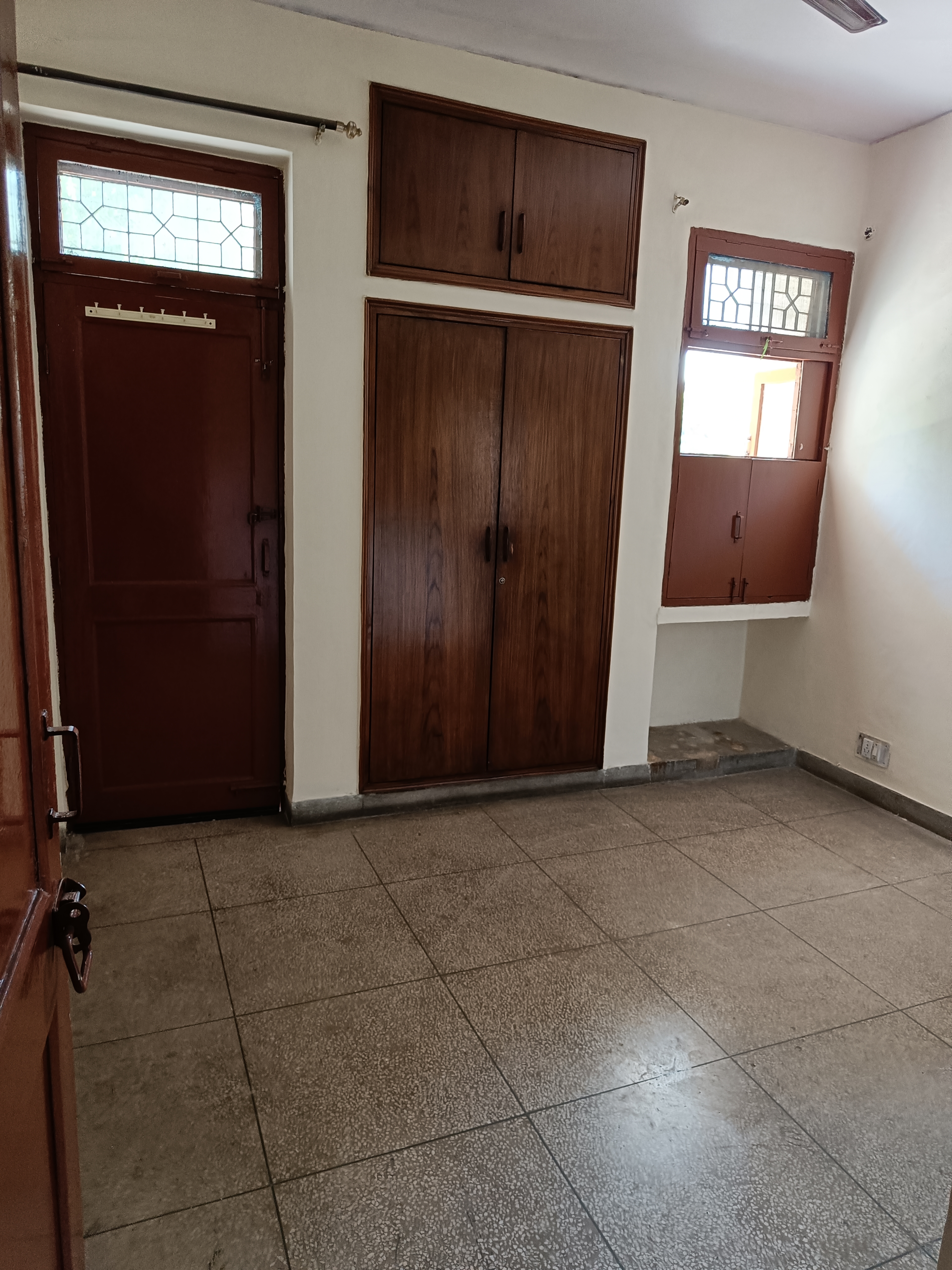 Resale 2 Bedroom 900 Sq.Ft. Apartment in Karishma Apartments, Ip