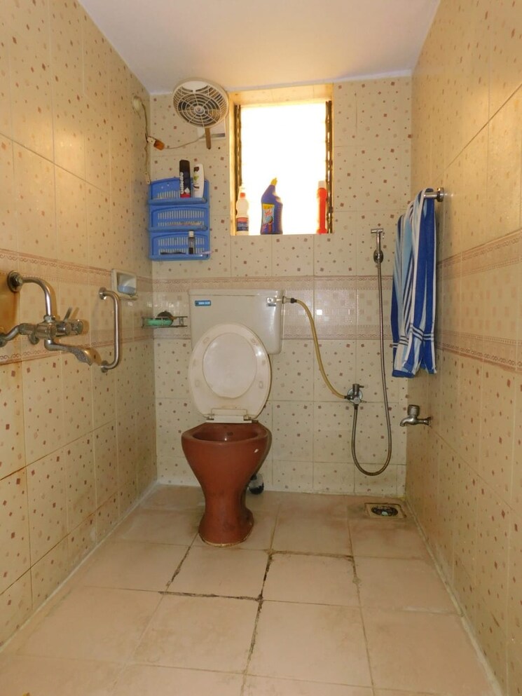 Bathroom, classic-skylark 3 Bedroom 1500 Sq.Ft. Apartment In Kopar Khairane Navi Mumbai 6336761