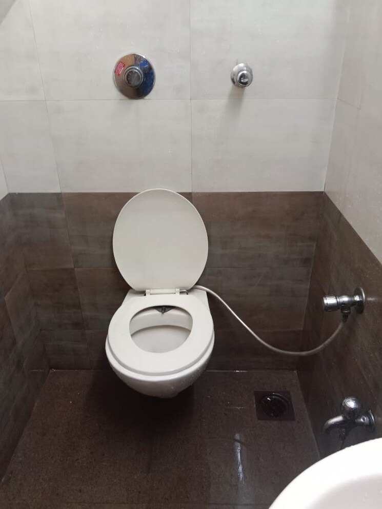 Bathroom, shah-chheda-mahavir-ornate 4 Bedroom 2500 Sq.Ft. Apartment In Kopar Khairane Navi Mumbai 6336896