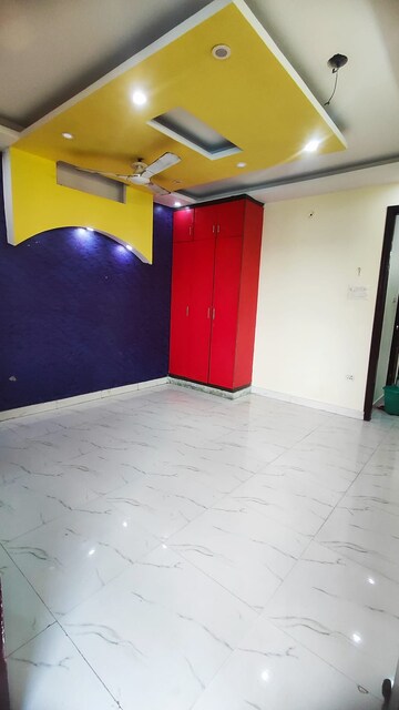 Room in 3 BHK Builder Floor at Dwarka Mor – for Rent