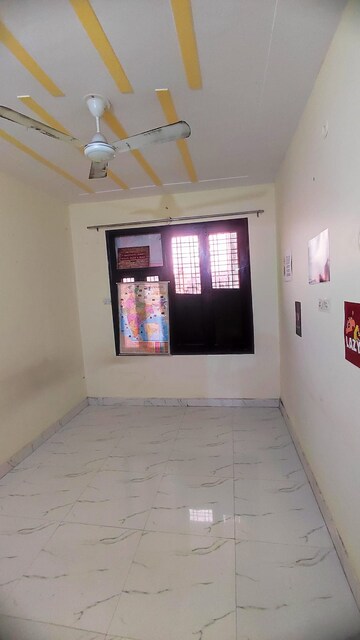 Room in 3 BHK Builder Floor at Dwarka Mor – for Rent