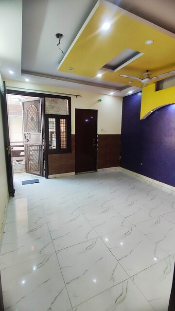 Room in 3 BHK Builder Floor at Dwarka Mor – for Rent