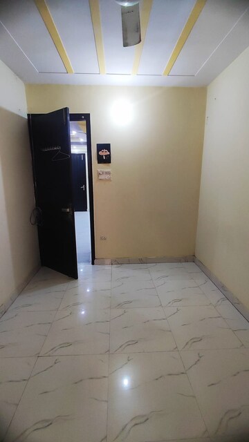 Room in 3 BHK Builder Floor at Dwarka Mor – for Rent