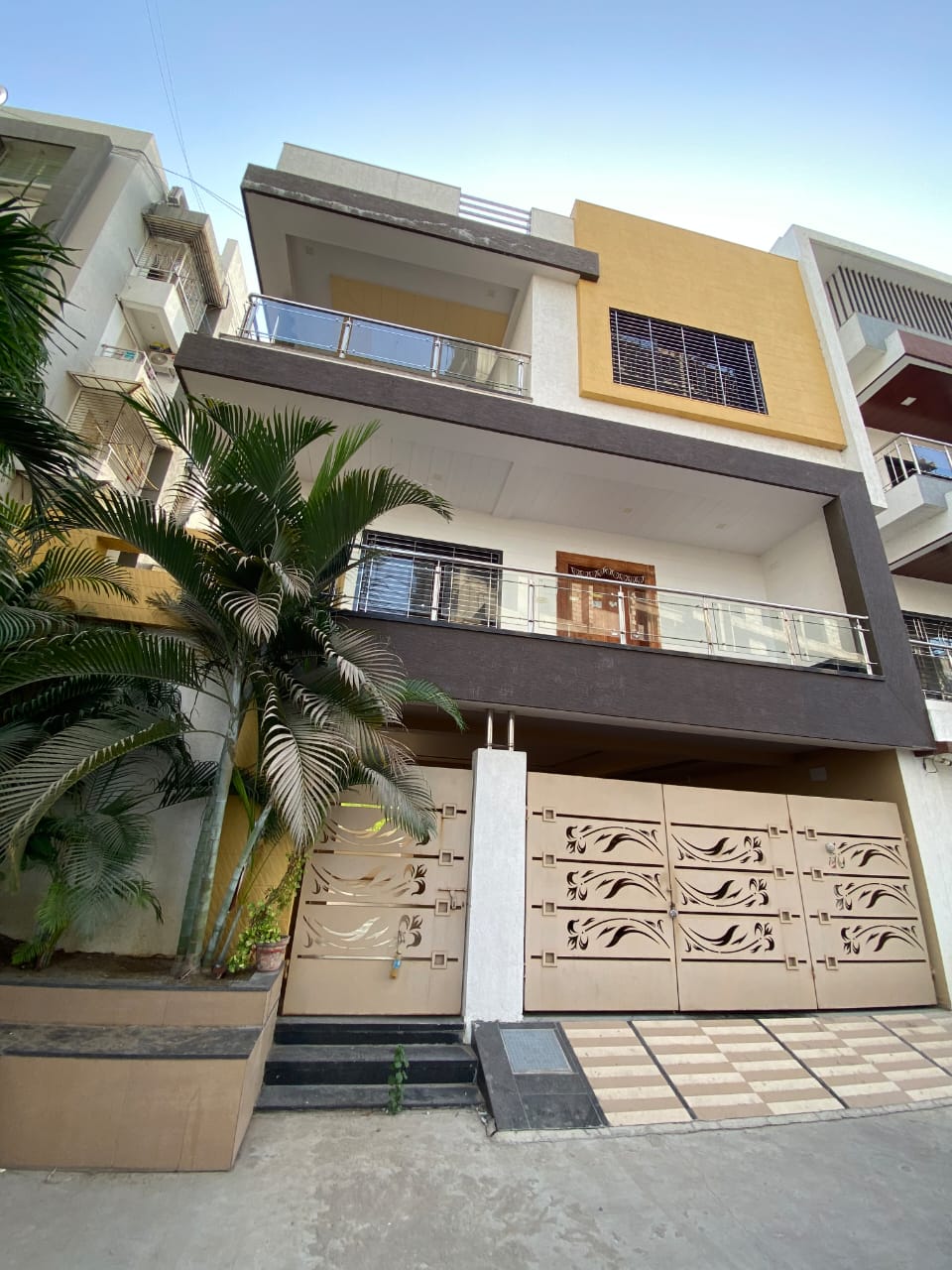 Resale 4 Bedroom 1350 Sq.Ft. Independent House in Canal Road Surat