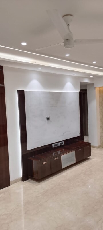 Room in 3 BHK Apartment at Juhu – for Rent
