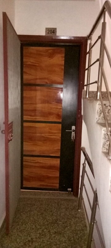 Furnished Amenities in 3 BHK Apartment at Dwarka Mor – for Rent