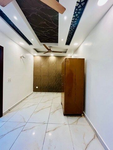 Room in 2 BHK Apartment at Dwarka Mor – for Sale