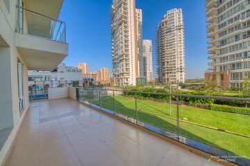 Swimming Pool in 4 BHK Apartment at DLF The Camellias, Sector 42 – for Sale