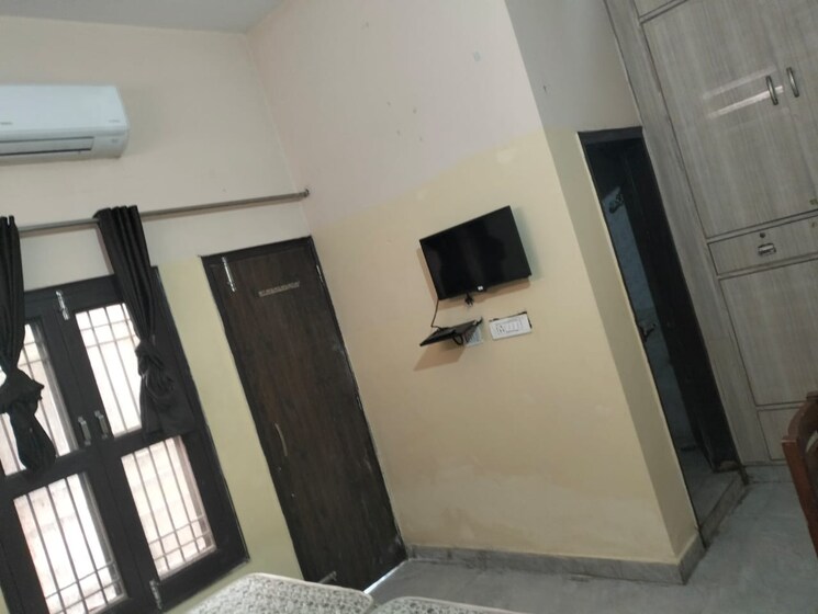 Room, sector 66 Pg For Boys & Girls In Sector 66 6392990