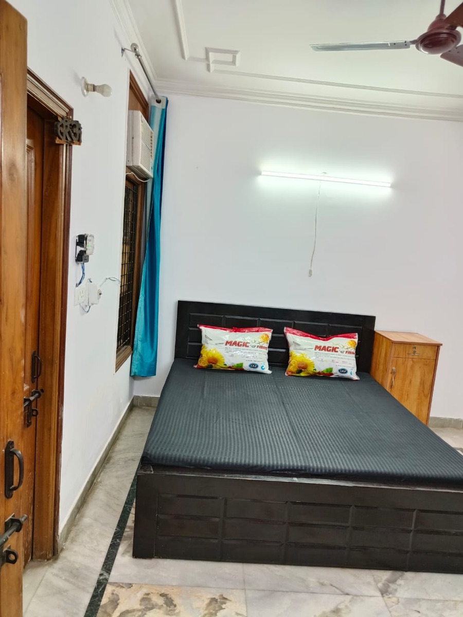 Rental 1 Bedroom 550 Sq.Ft. Independent House in RWA Rajouri Garden