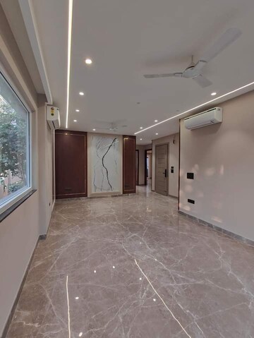 Bedroom in 3.5 BHK Apartment at DLF Regency Park II, Sector 27 – for Sale