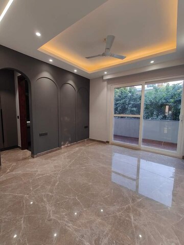 Building Lobby in 3.5 BHK Apartment at DLF Regency Park II, Sector 27 – for Sale