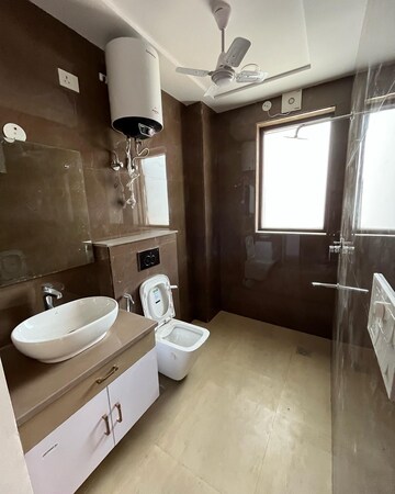 Team Area in 3 BHK Builder Floor at DLF City Gurgaon, Sector 27 – for Rent