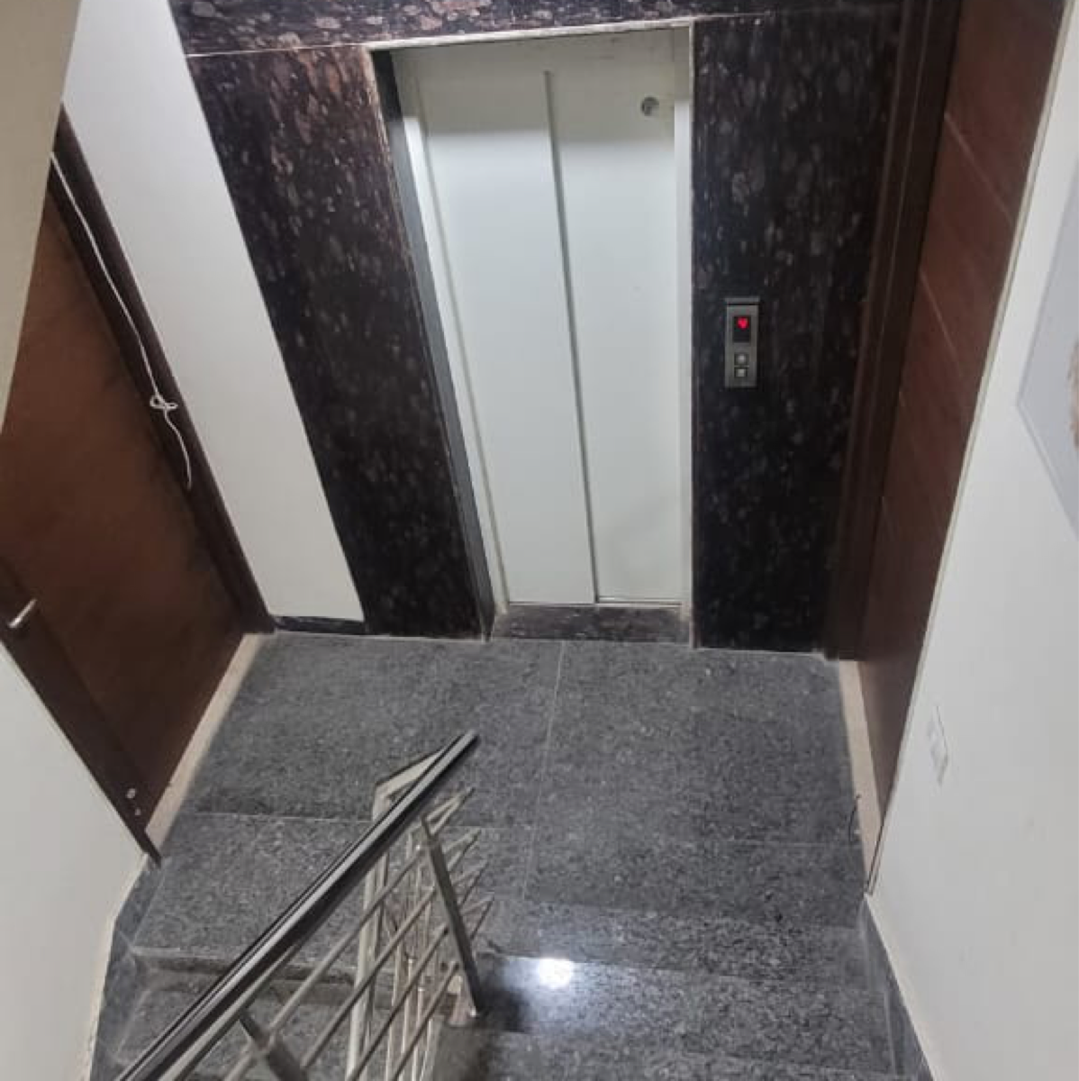 Rental 3 Bedroom 1800 Sq.Ft. Builder Floor in Gautam Nagar Delhi 6422527