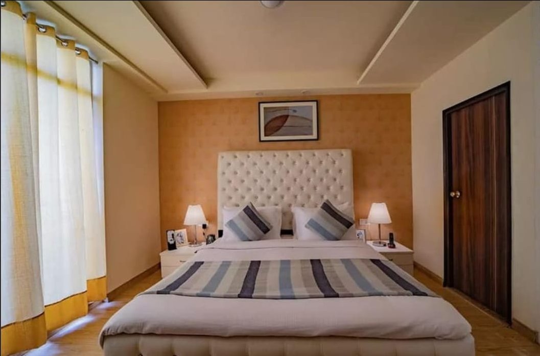 Rental 1 Bedroom 650 Sq.Ft. Apartment in DLF Oakwood Estate, Dlf Phase