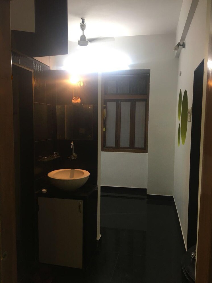 Bathroom, shree-niwas-apartment-shivaji-park 1 Bedroom 360 Sq.Ft. Apartment In Dadar West Mumbai 6439781