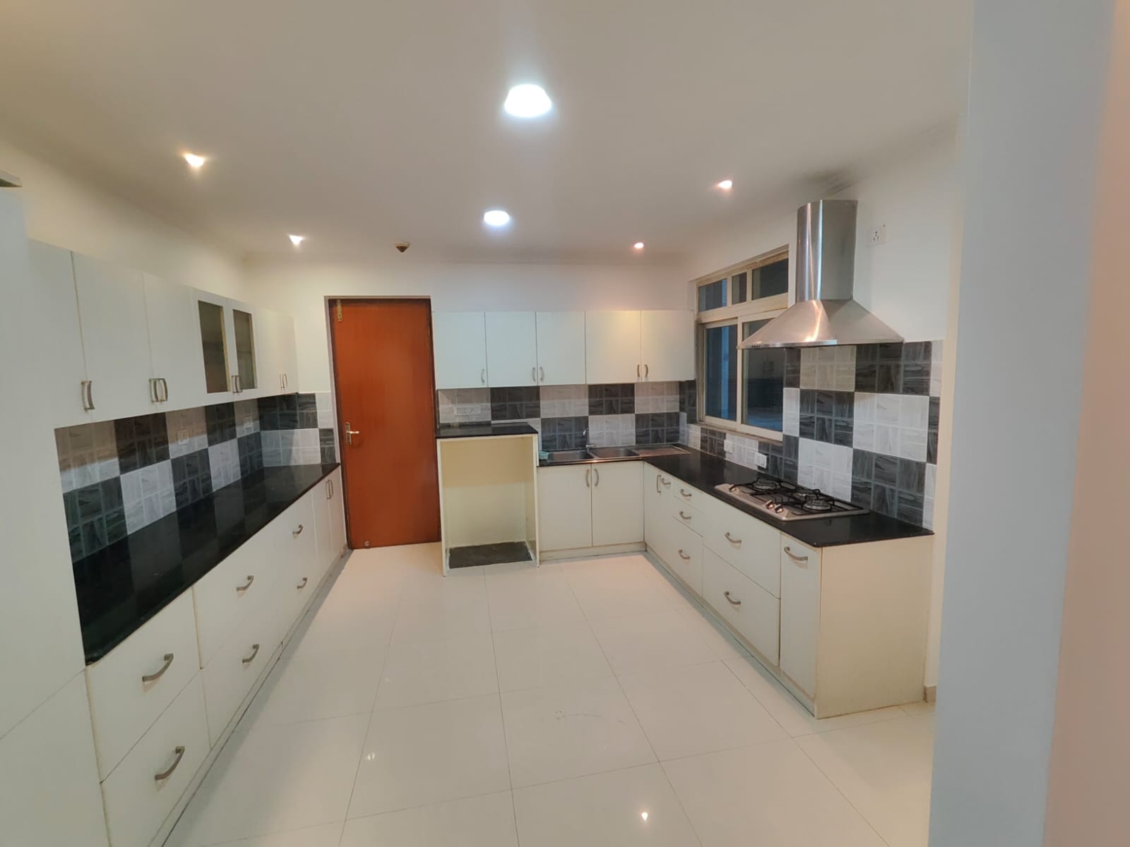 Rental 3 Bedroom 1850 Sq.Ft. Apartment in Motwani Fairmount Towers