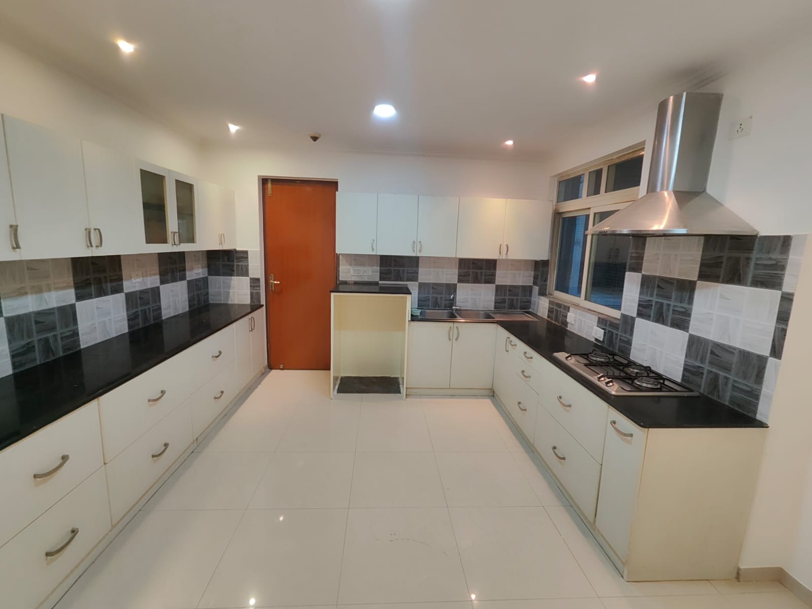 Rental 3 Bedroom 1850 Sq.Ft. Apartment in Motwani Fairmount Towers