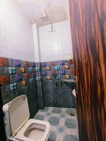 Attached Bathroom in 2 BHK Apartment at Dwarka Mor – for Rent