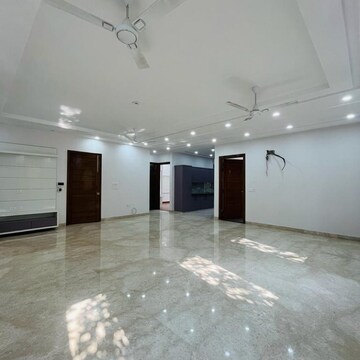 Room in 4 BHK Builder Floor at Sector 63a – for Sale