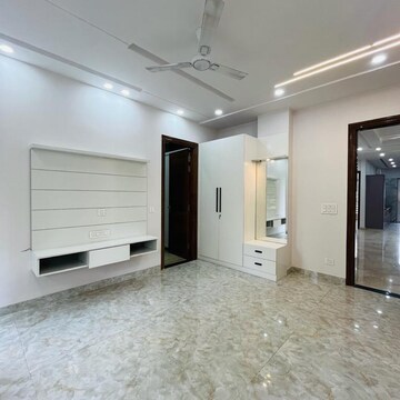 Room in 4 BHK Builder Floor at Sector 63a – for Sale