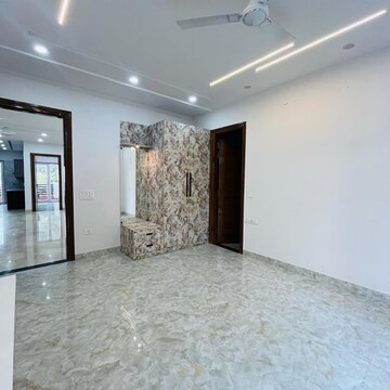 Room in 4 BHK Builder Floor at Sector 63a – for Sale